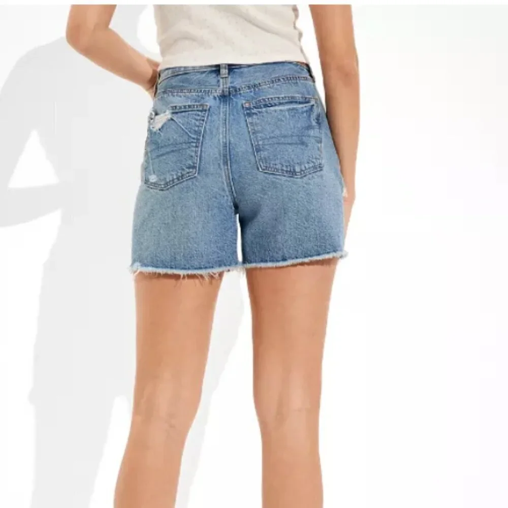 American Eagle Womens Size 2 Denim Baggy Mom Short Light Wash Distressed Cut Off